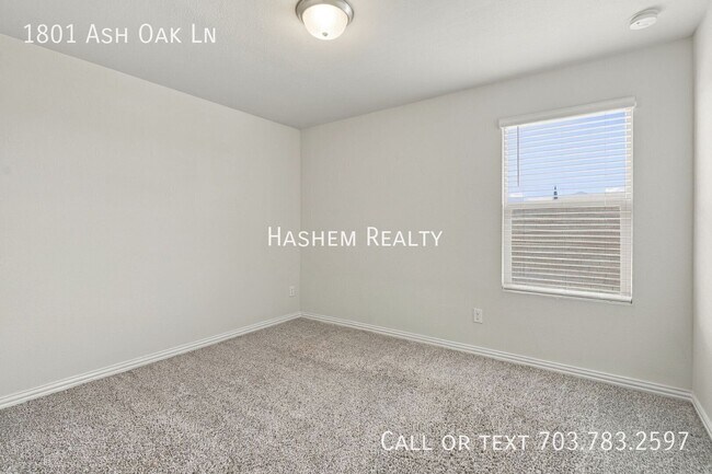 Building Photo - 1801 Ash Oak Ln