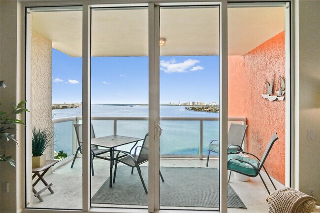 Building Photo - 2650 Lake Shore Dr