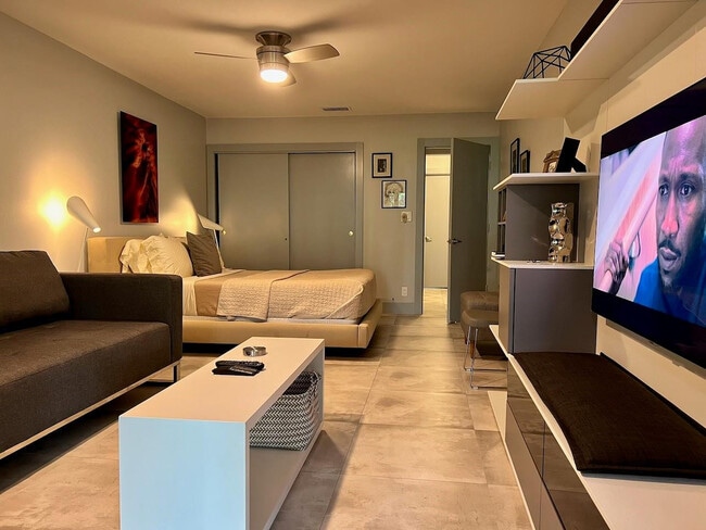 Building Photo - 4021 N Cypress Dr