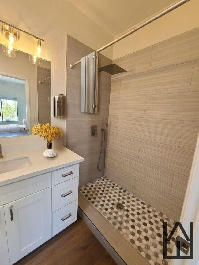 Building Photo - Spacious and remodeled 2 Bed 2.5 baths in ...