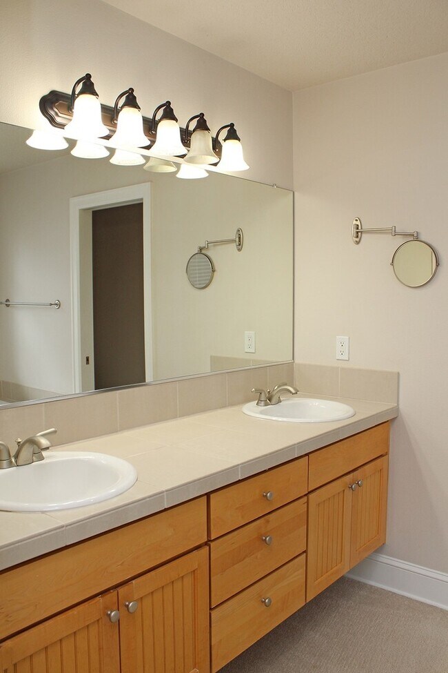 Building Photo - Spacious 4 BDR Legend & Renaissance Constr...