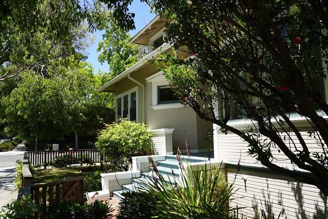 Building Photo - Charming Craftsman Style Home for Rent in ...