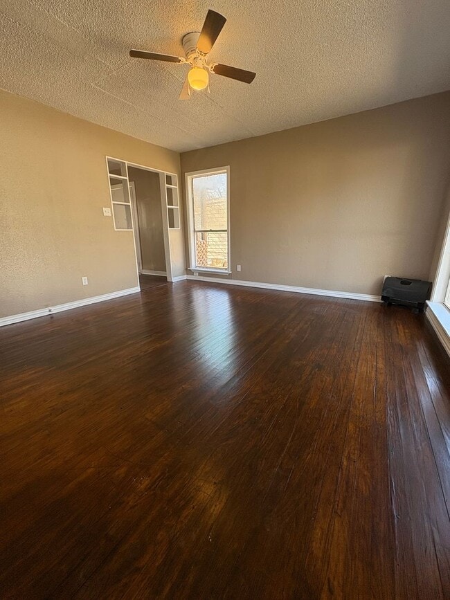 Building Photo - Amazing 2 bedroom/1 bath house with laundry room!