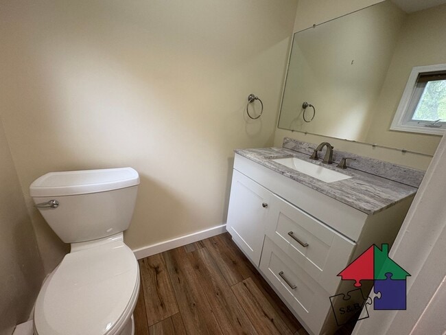Building Photo - Elegant 3-Bedroom Townhouse in South Burli...