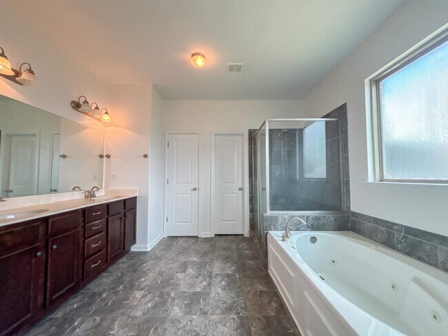 Building Photo - 6839 Hare Hill Dr