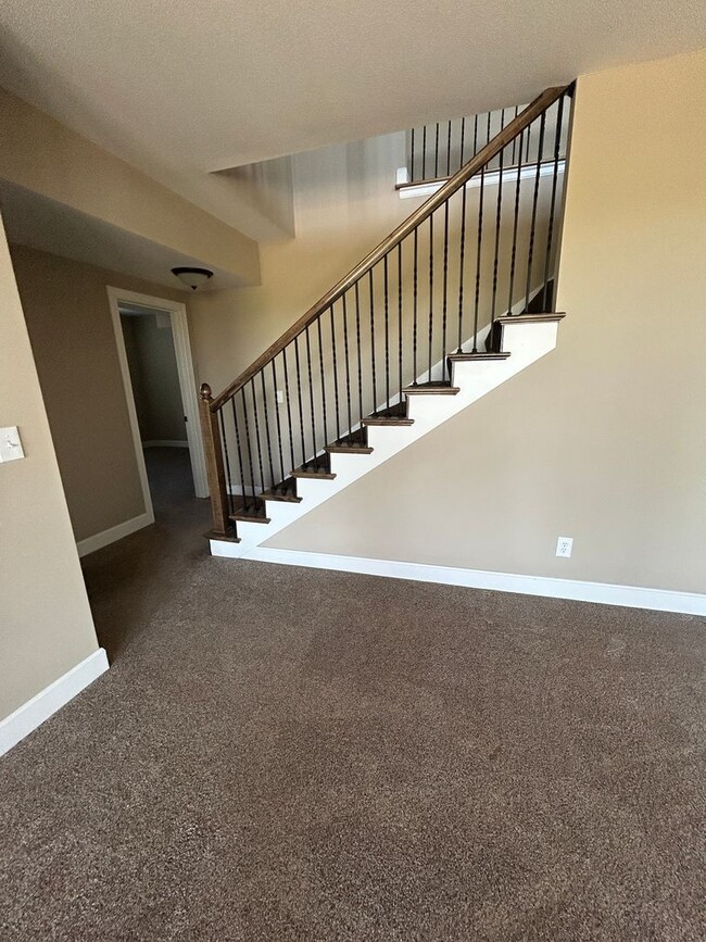 Building Photo - 4 bedroom house with a beautiful view!! **...