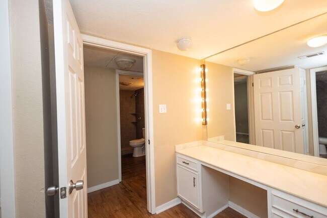 Building Photo - 15919 Golf Club Dr