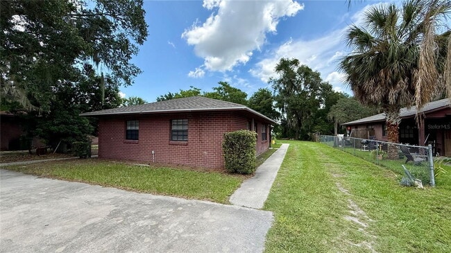 Building Photo - 210 N Lone Oak Dr