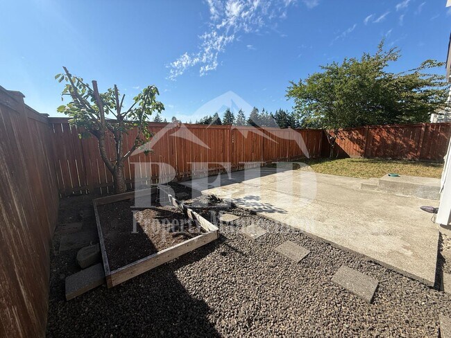 Building Photo - 6037 Sycamore Ln NE
