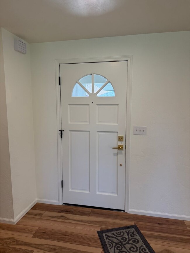 Building Photo - Updated 3 bedroom 2 bath home in a great neighborhood!
