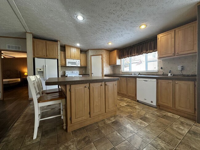 Building Photo - Spacious 4 bedroom/2 bath home for rent - ...