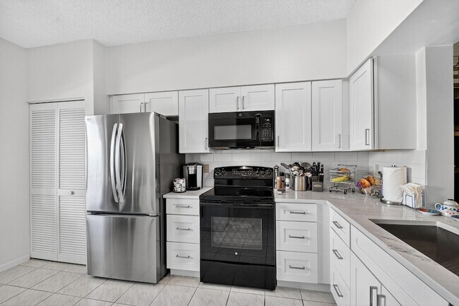 Building Photo - 6193 Pointe Regal Cir