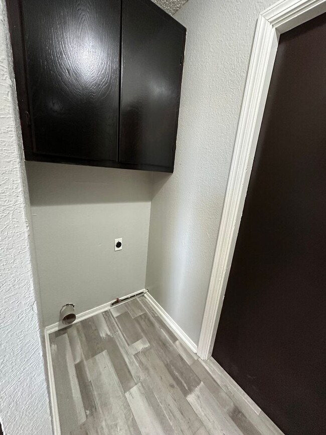 Building Photo - Nice 3bed, 1 1/2 bath. 2 car garage