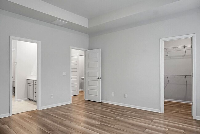 Building Photo - 5 Bedroom, 3.5 Bath, Beautiful Summerville Home, Master on Main