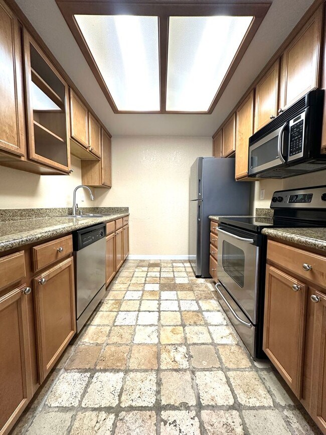 Building Photo - Conveniently located condo in Modesto
