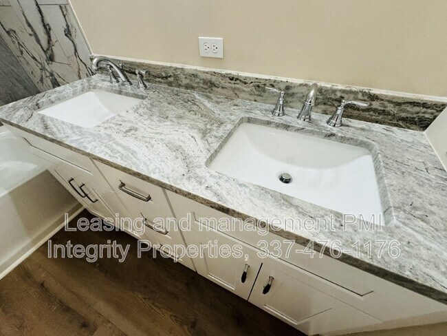 Building Photo - 136 Greentree Dr