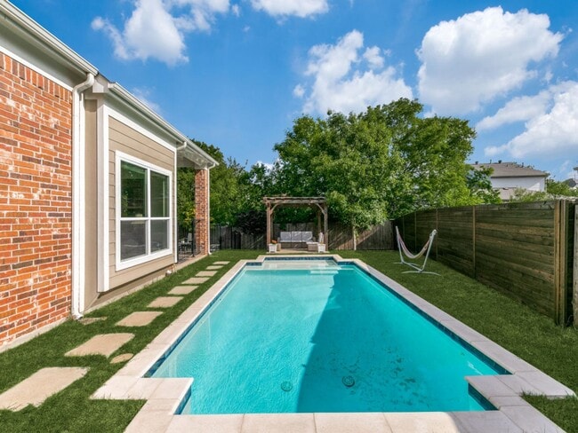 Building Photo - This home is a must see!!