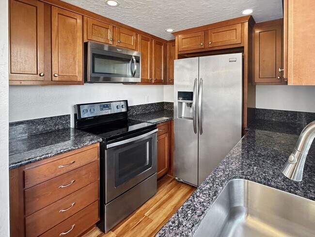 Building Photo - MON250