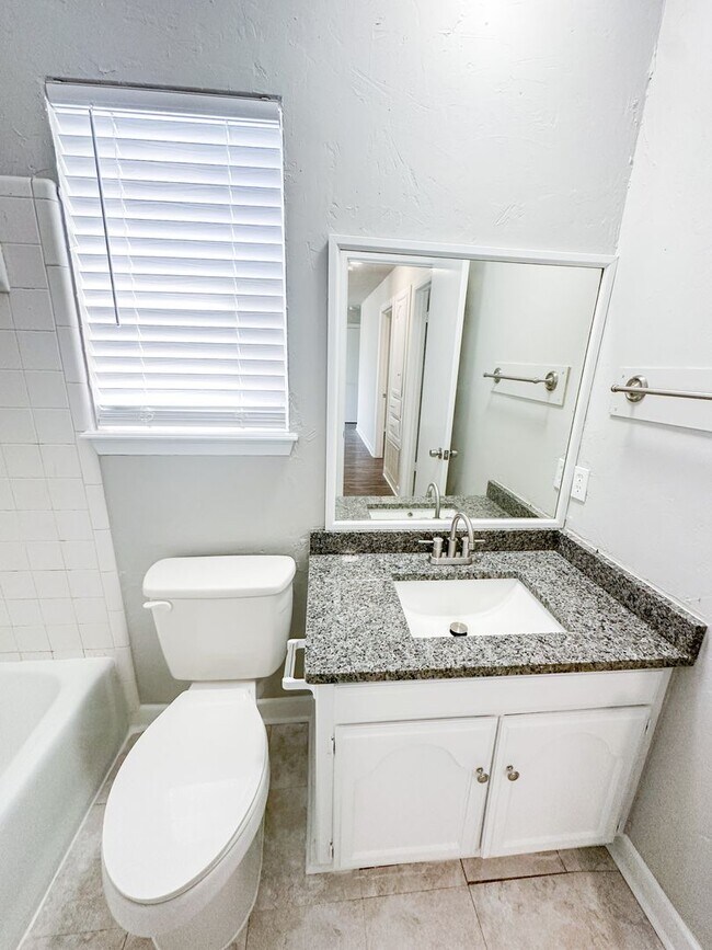 Building Photo - Beautiful 3 Bedroom - 1.5 Bathroom in Must...