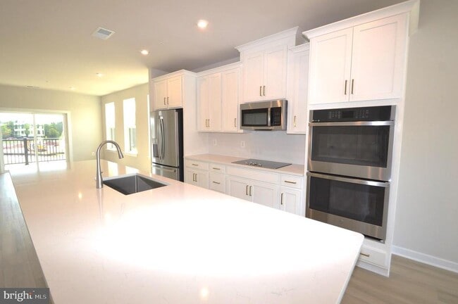Building Photo - 43795 Middleway Ter