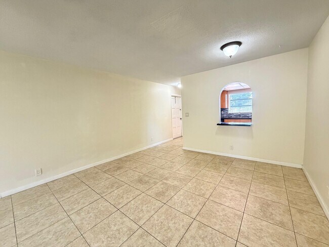 Building Photo - 5811 NE 14th Rd