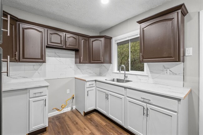 Building Photo - 3100 Fern Valley Dr SW
