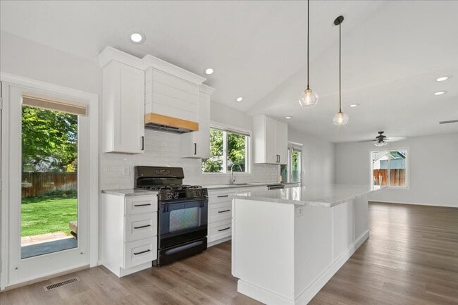 Building Photo - Newly Remodeled 3Bed/3Bath Home In Cut-De-...