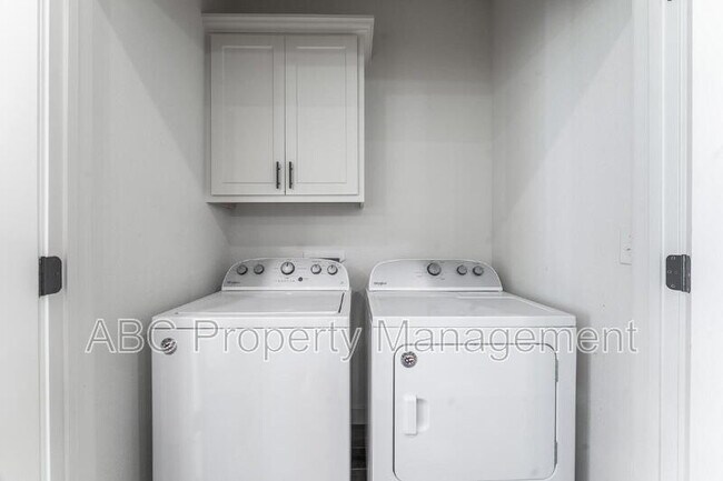 Building Photo - 3307 SW Hillstone Ave