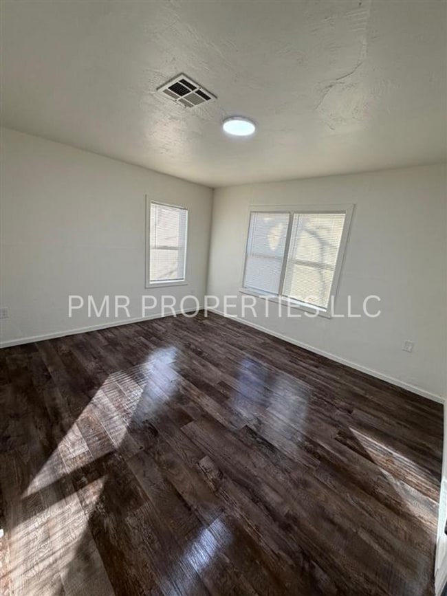 Building Photo - 2 Bedroom /1 Bathroom- House