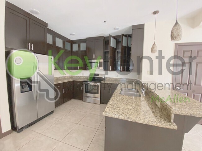 Building Photo - 2B/2.5B Townhome in gated community now av...