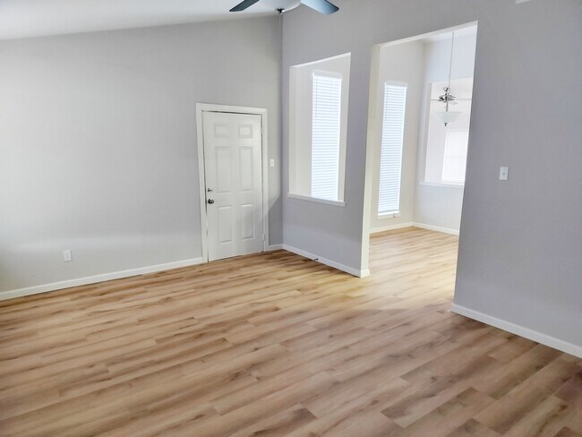 Building Photo - 1417 McCallum Dr