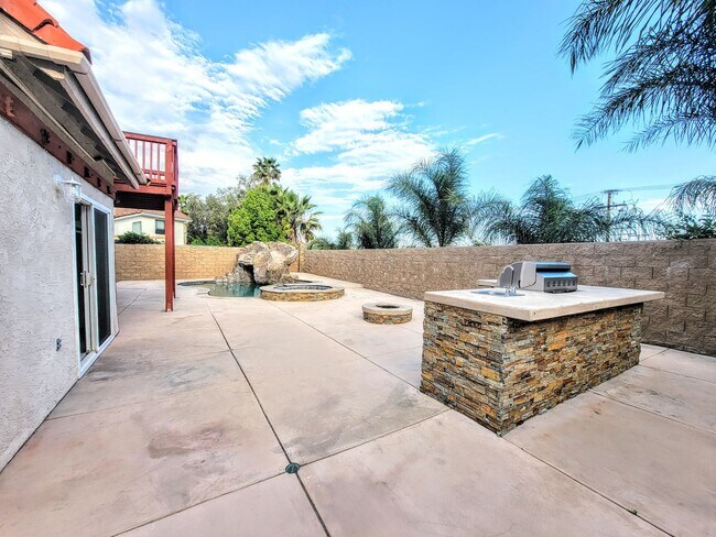Building Photo - Pool House By Temecula Mall- Just Pure Ele...