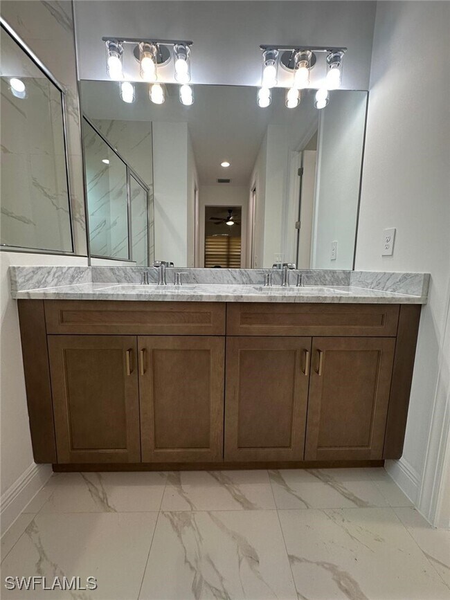 Building Photo - 2167 Della Dr