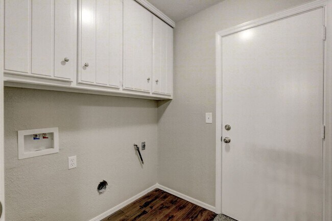 Building Photo - 816 N Briarcliff Dr