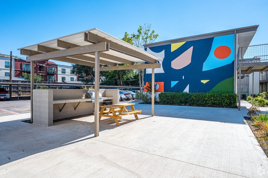 Outdoor Grilling Area - Eclipse Oak Lawn