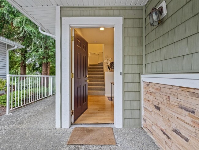 Building Photo - Available Now - 2 Bed/2 Bath End Unit Townhouse with Garage - Issaquah