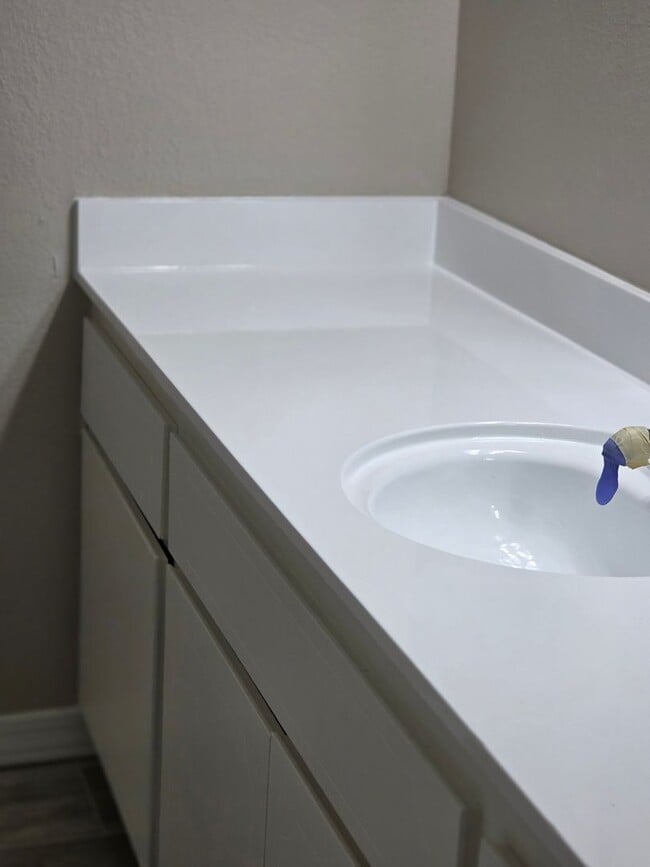 Building Photo - *JUST REMODELED* 2 bed 1 bath townhouse***2 WEEKS FREE OFF FIRST MONTH RENT***