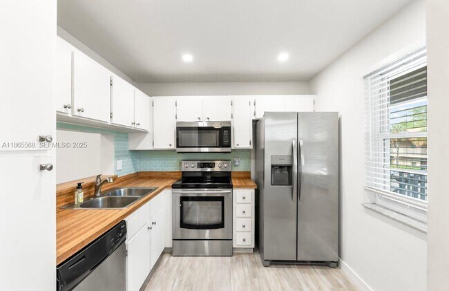 Building Photo - 8750 Royal Palm Blvd