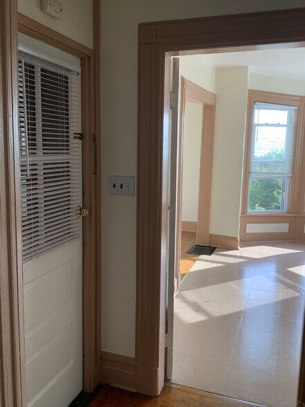 Building Photo - 47 Conger Ave