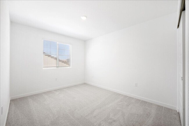 Building Photo - 3685 Vestland Ct