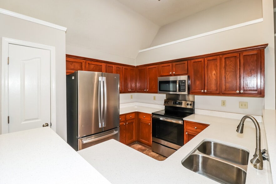 Building Photo - 6284 Manchester St