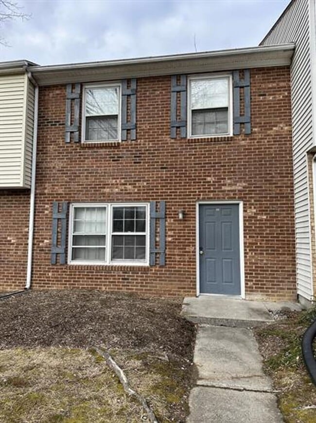 Primary Photo - Spacious Townhome Near Campus