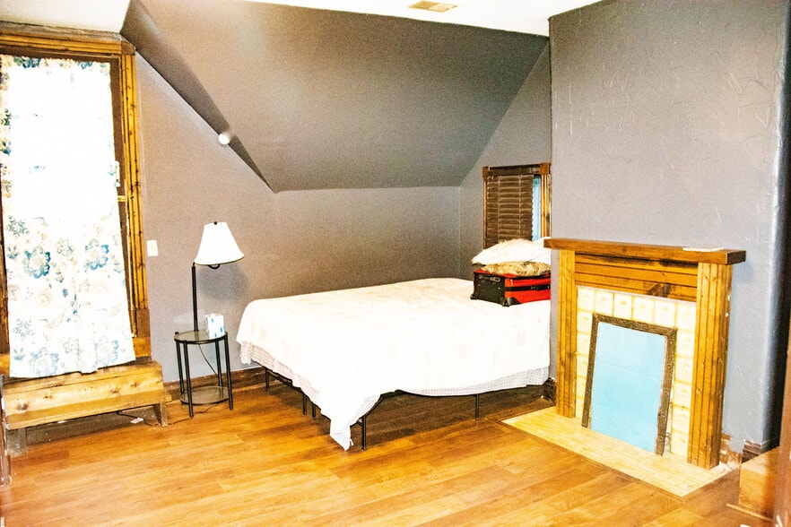 Bedroom - 1331 S Floyd St