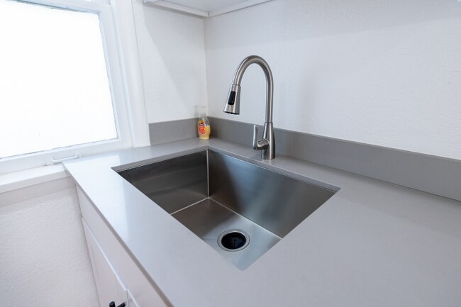 Building Photo - 600 E 8th St