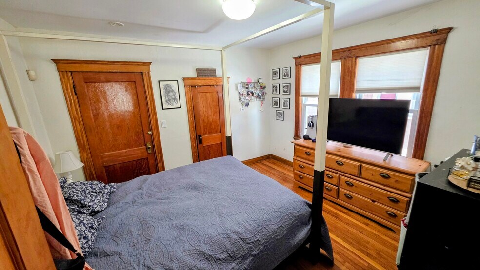 Building Photo - 23 Priesing St