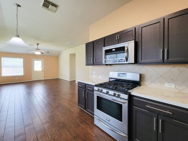Building Photo - BEAUTIFUL 3 BEDROOM 2 BATH WITH WOOD TILE THROUGHOUT THE HOUSE!