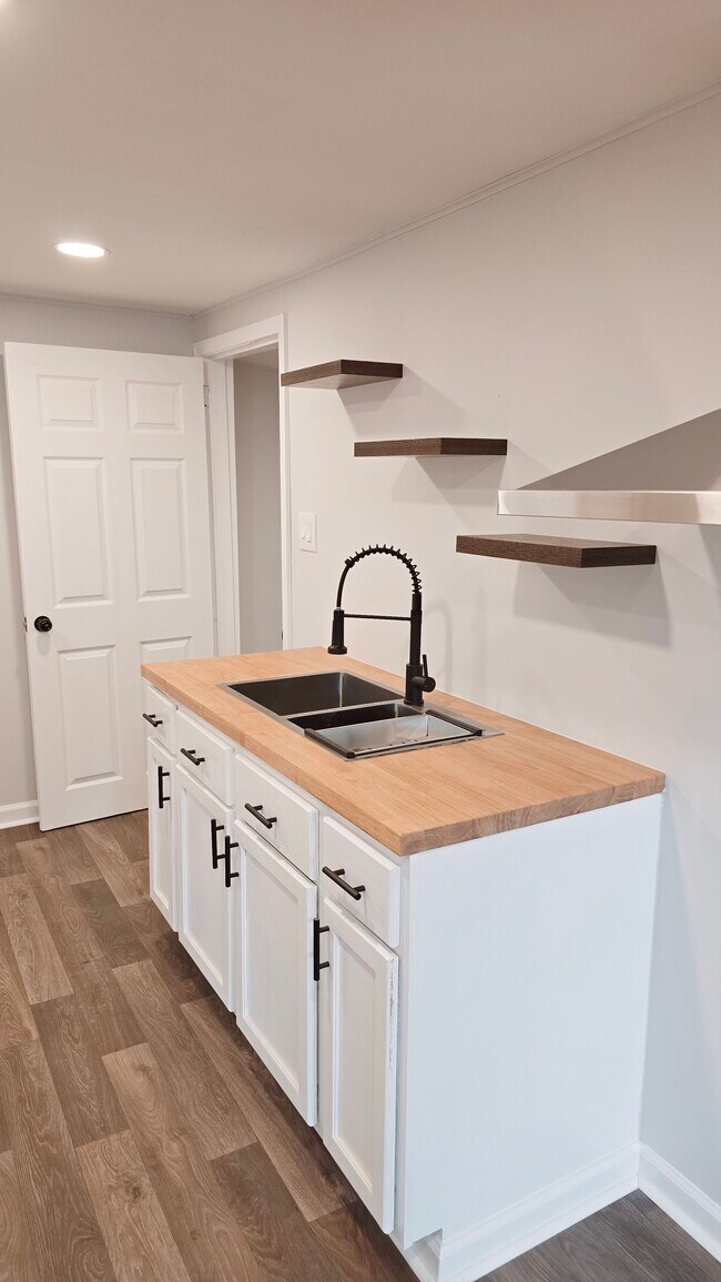 Building Photo - 64 Spruce St