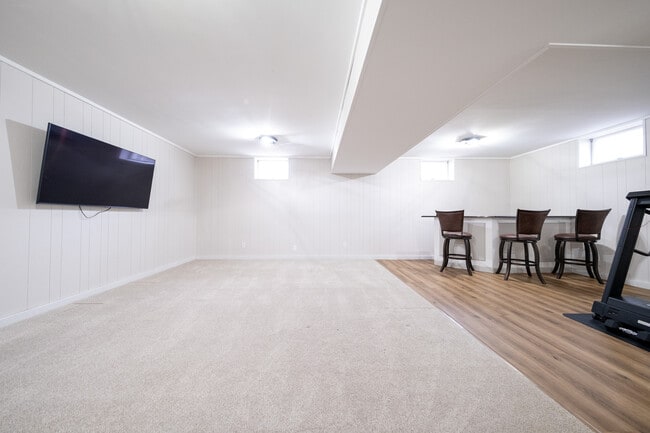 Building Photo - 1410 Juneau Ln N