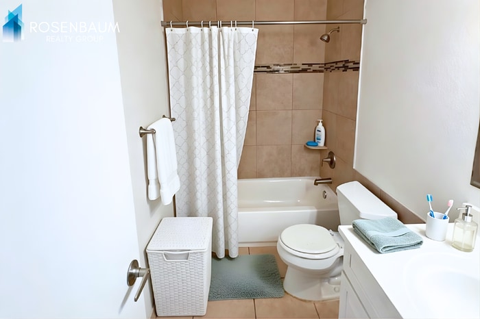 Building Photo - 713 W 1st Ave