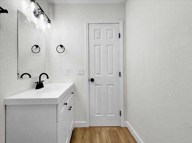 Building Photo - Flexible Lease Options! 2BR/2BA Townhome w...